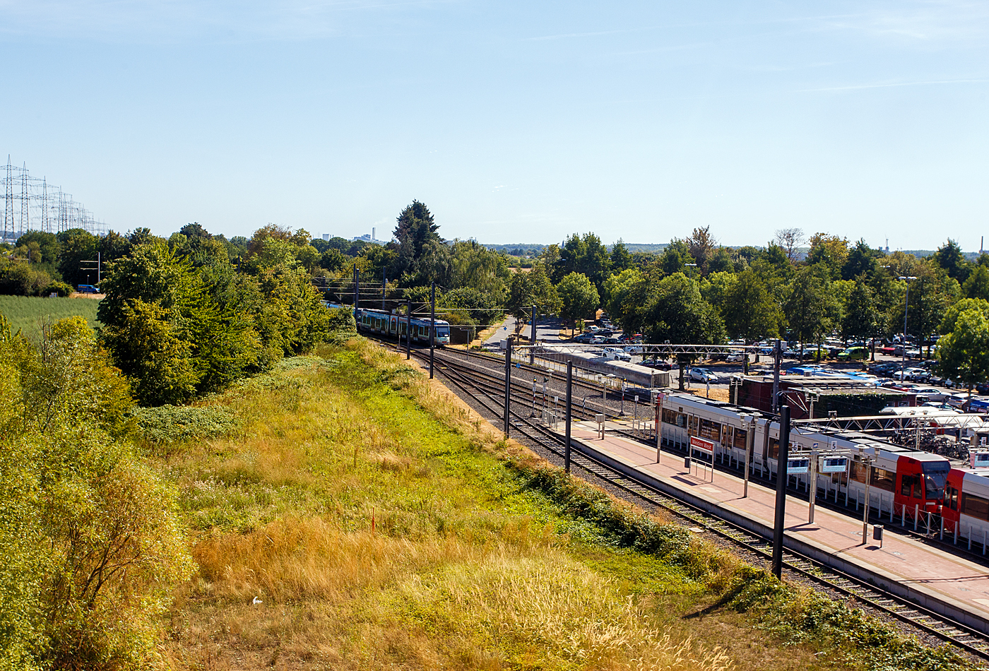 Blick aus der S-Bahn (S19) auf die Haltestelle Weiden West der Stadtbahn K�ln der K�lner Verkehrs-Betriebe Aktiengesellschaft (KVB) am 12 August 2026, hier stehen gerade zwei gekuppelte Stadtbahnwagen des KVB Typs K4000 und hinten kommen gerade zwei gekuppelte Stadtbahnwagen des KVB Typs K4500.