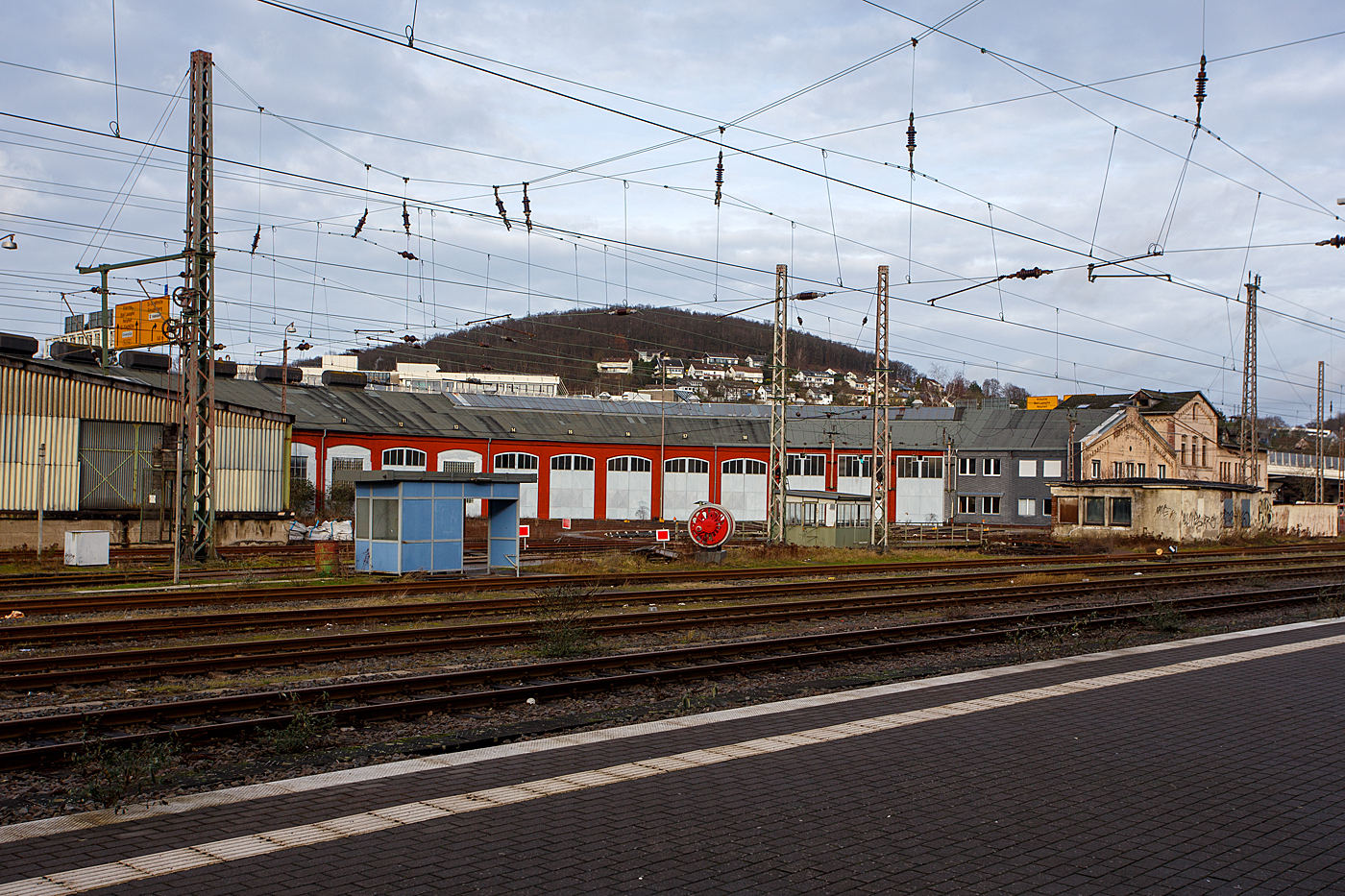Blick vom Bahnsteig des Hbf Siegen auf den Ringlokschuppen Siegen am 30 Dezember 2023. Hier befand sich bis 2020 das Südwestfälische Eisenbahnmuseum (SEM-Siegen). Und früher war hier das Ausbesserungswerks (AW) Siegen.