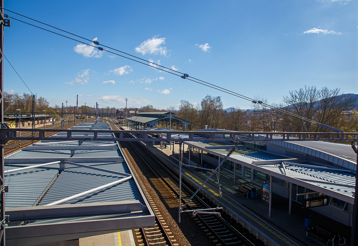 Blick von der Fugngerbrcke auf den Bahnhof Karlovy Vary (Hornm ndram) / Karlsbad (Oberer Bahnhof), hier am 19.04.2023.