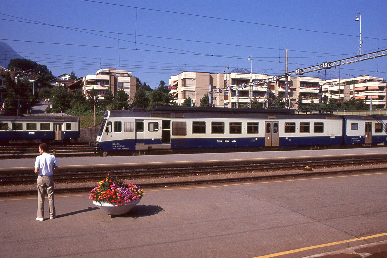 BLS NPZ im Originalanstrich: RBDe4/4 723 in Spiez, noch mit der alten Anschrift SEZ (Spiez-Erlenbach-Zweisimmen). 9.August 1990 