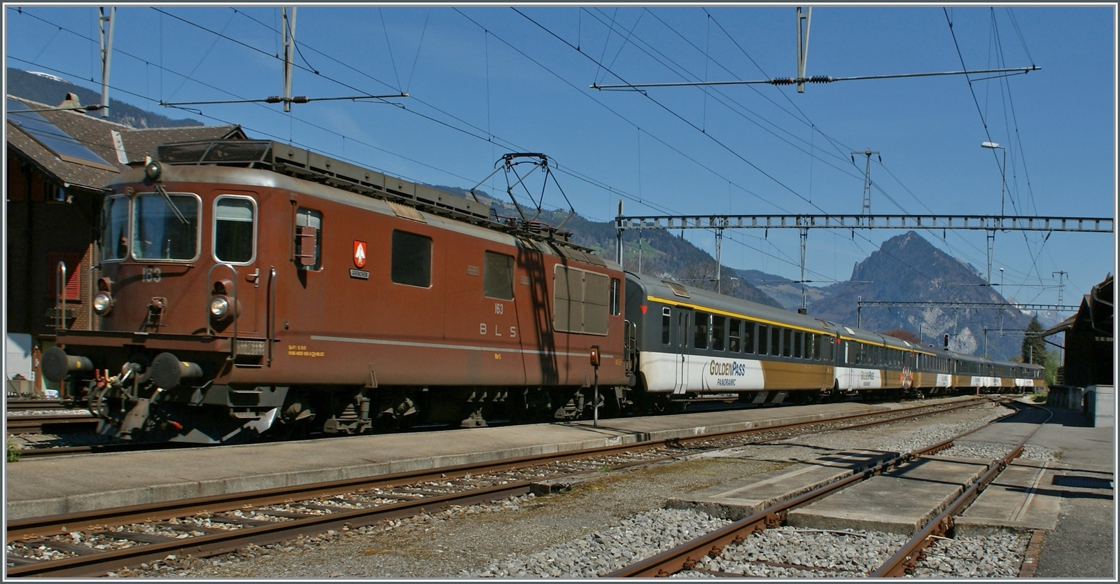 BLS Re 4/4 163 - 165 von 1967, als Ae 4/4 II 263- 265 abgeliefert; die Re 4/4 163  Grenchen  ist in Leissigen mit einem  GoldenPass  RE von Zweisimmen nach Interlaken unterwegs. Später wurden für diese Leistungen EW III eingesetzt und da mit der BLS Re 4/4 nicht kompatibel, SBB Re 4/4 II angekauft, so dass die BLS Re 4/4 ihre letzten Leistungen im Reisezugverkehr verlor.

9. April 2011

