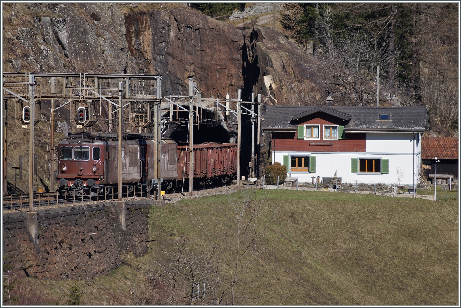 BLS Re 4/4 166 - 173, ab 1970; die BLS Re 4/4 168  Baltschieder  und eine weitere sind mit einem Güterzug auf der Gotthard Nordrampe zwischen Wasen und Göschenen unterwegs.

14. März 2014