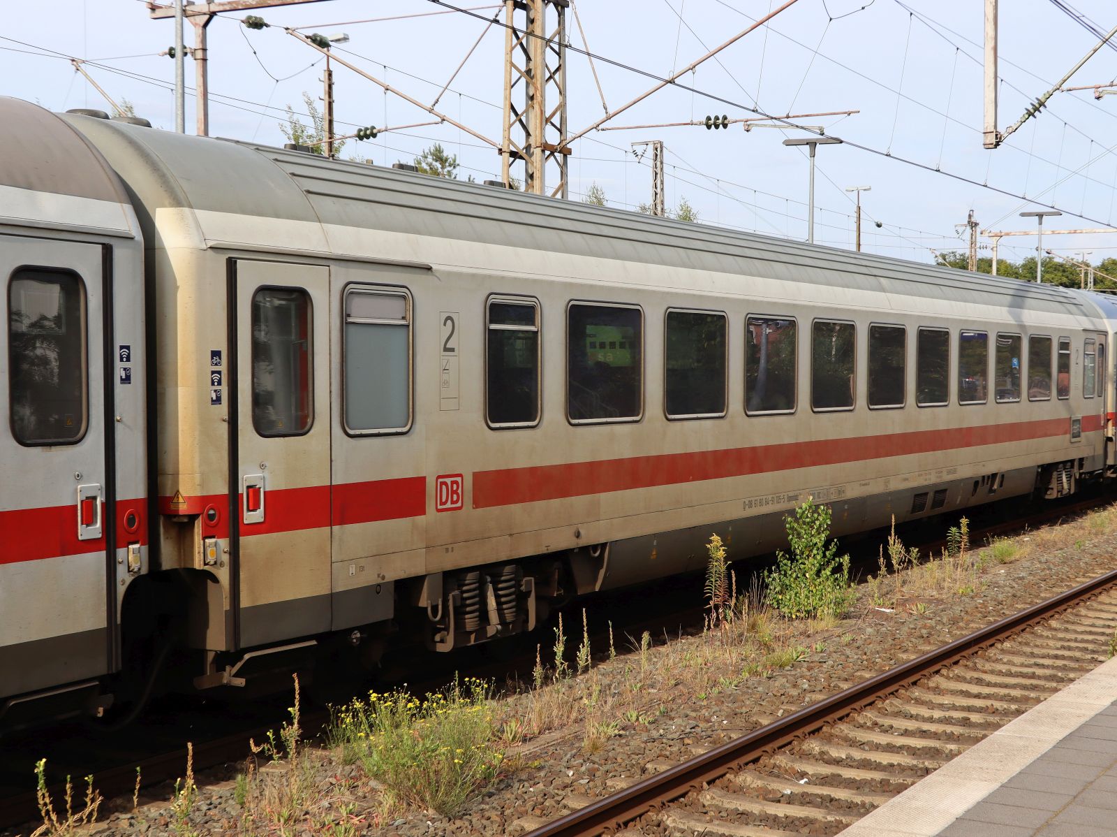 Bpmmbdz 284.7 Deutsche Bahn Fernverkehr 2. Klasse Intercity Reisezugwagen mit Fahrradabteil und Nummer D-DB 61 80 84-91 105-5 Gleis 2 Bhanhof Bad Bentheim 27-08-2025.

DB Bpmmbdz 284.1 intecityrijtuig 2e klasse met fietsafdeling en nummer D-DB 61 80 84-91 105-5 spoor 2 station Bad Bentheim, Duitsland 27-08-2025.