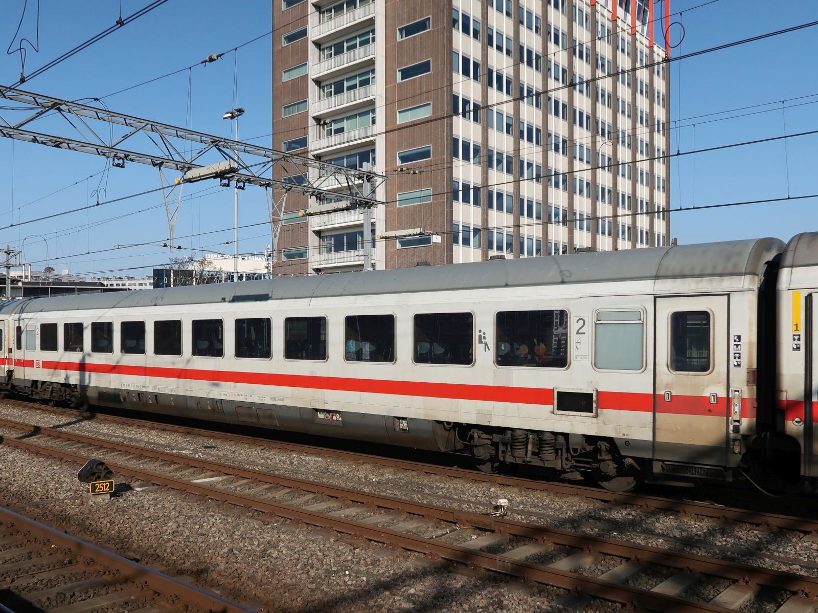 Bvmmsz 187.5 DB 2e klasse intercity Wagen mit Nummer 61 80 21-90 916-2 Gleis 13 Amsterdam Centraal Station 17-02-2025.

Bvmmsz 187.5 DB 2e klasse intercity rijtuig met nummer 61 80 21-90 916-2 spoor 13 Amsterdam CS 17-02-2025. 