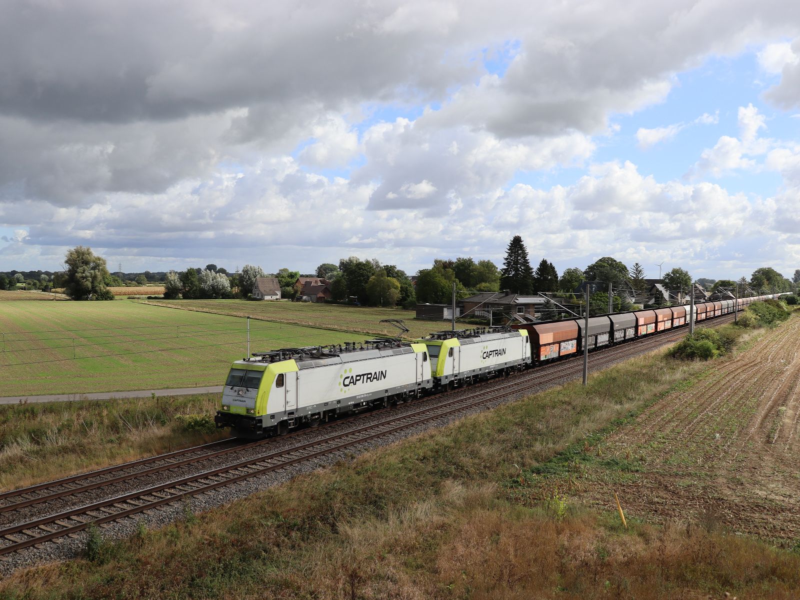 Captrain Lokomotive 186 154-1 (91 80 6186 154-1 D-CCW) und 186 157-4 (91 80 6186 157-4 D-CCW) Baumannstrasse, Praest 16-09-2022.

Captrain locomotief 186 154-1 (91 80 6186 154-1 D-CCW) en 186 157-4 (91 80 6186 157-4 D-CCW) Baumannstrasse, Praest 16-09-2022.