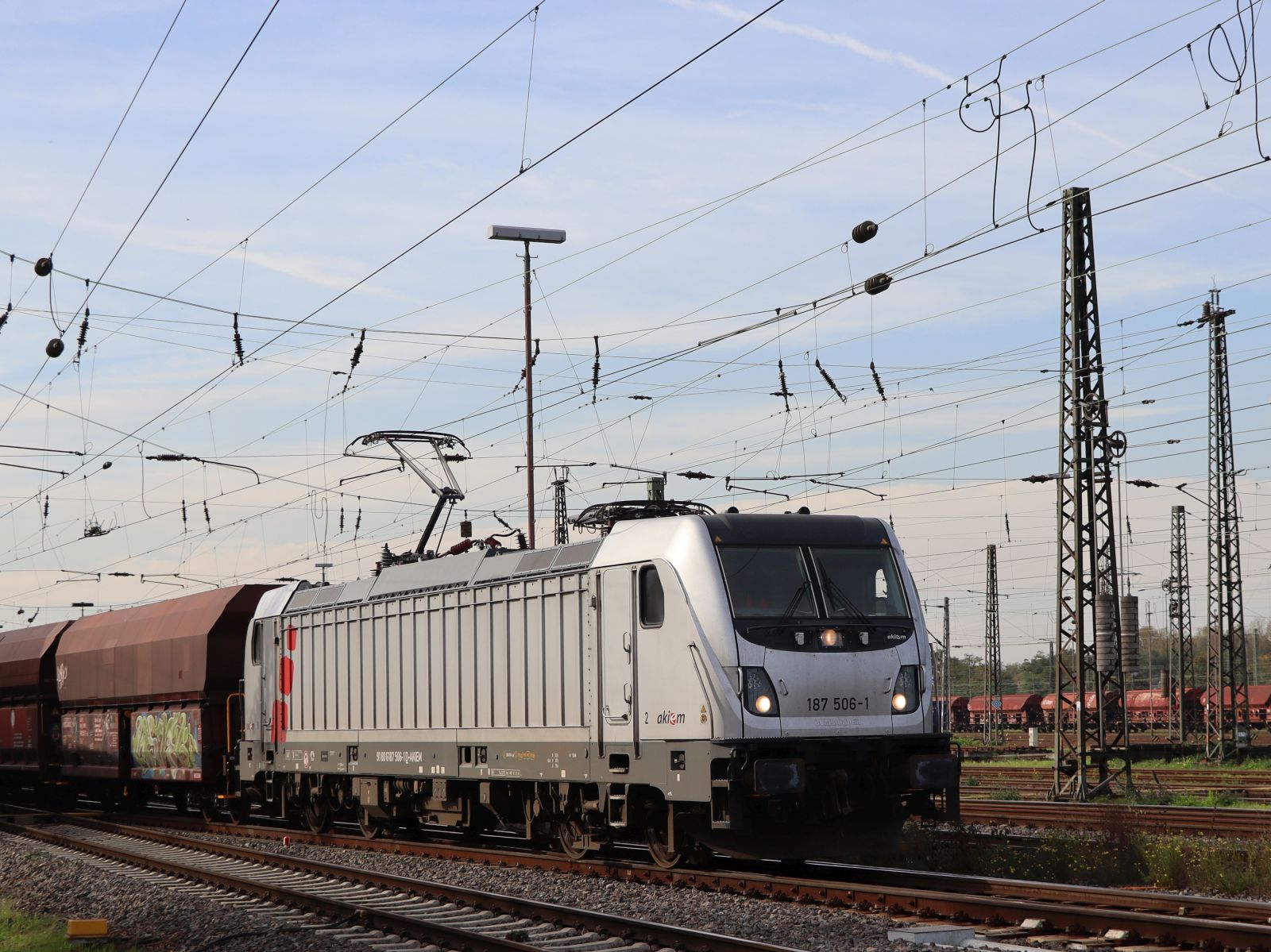 Captrain Lokomotive 187 506-1 (91 80 6187 506-1 D-AKIEM) G�terbahnhof Oberhausen West 18-10-2024.

Captrain locomotief 187 506-1 (91 80 6187 506-1 D-AKIEM) goederenstation Oberhausen West 18-10-2024.