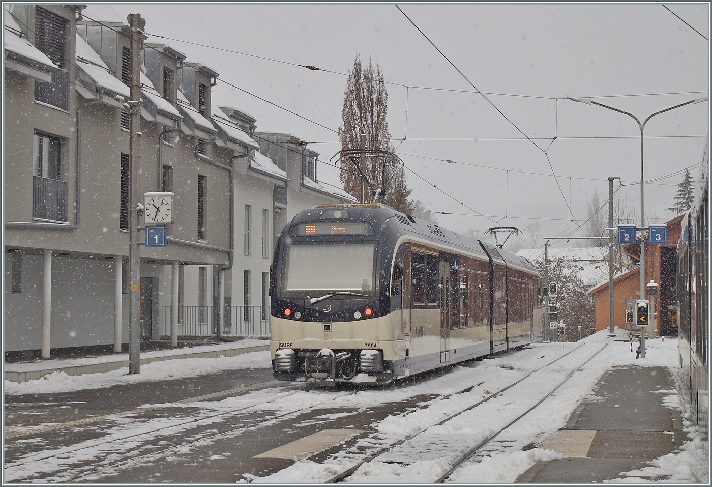 CEV MVR ABeh 2/6 7504 wartet als R35 nach Vevey auf die Abfahrt. 

21. November 2025