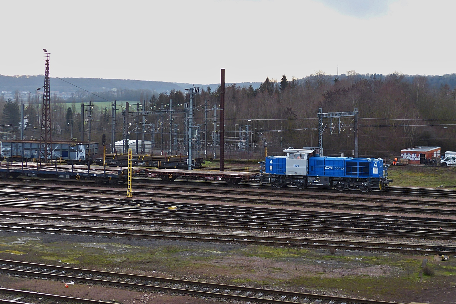 CFL 1104 fährt mit einem leeren Güterzug durch die Abstellung bei Arcelor Mittal in Esch Belval. Das Bild wurde von dem neuen Vëloduckt von Belval nach Esch-Alzette aufgenommen. 01.2023
