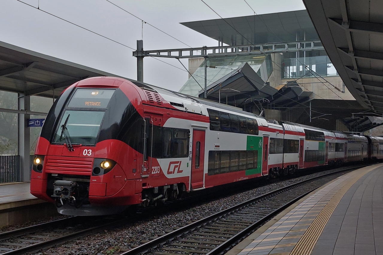 CFL 2203, seit kurzem im neuen Farbkleid, hält im Bahnhof Pafendall, auf der Fahrt von Mersch nach Petange, im Anhang die 2201 welche schon seit April 2023 im neuen Farbkleid durch die Landschaft fährt. (Händy Foto Jeanny) 19.12.2023