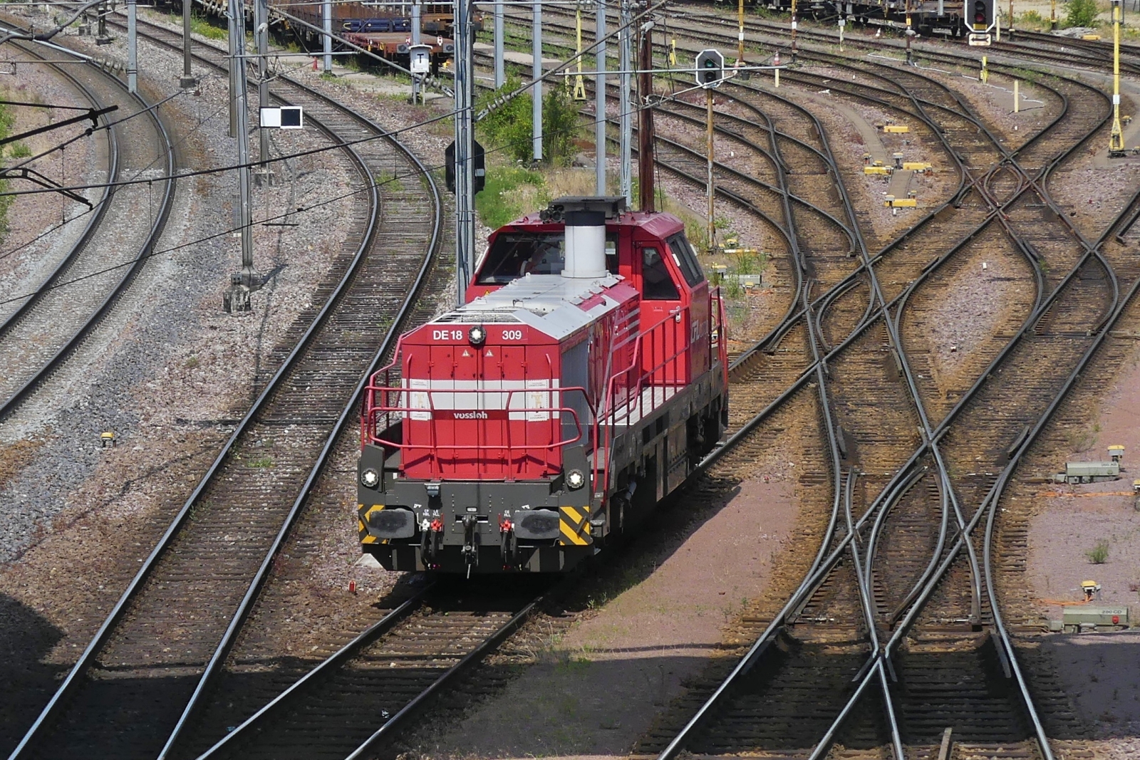 CFL Lok DE18 309 durchfährt den Bahnhof Belval Université in Richtung Abstellung. 07.2023