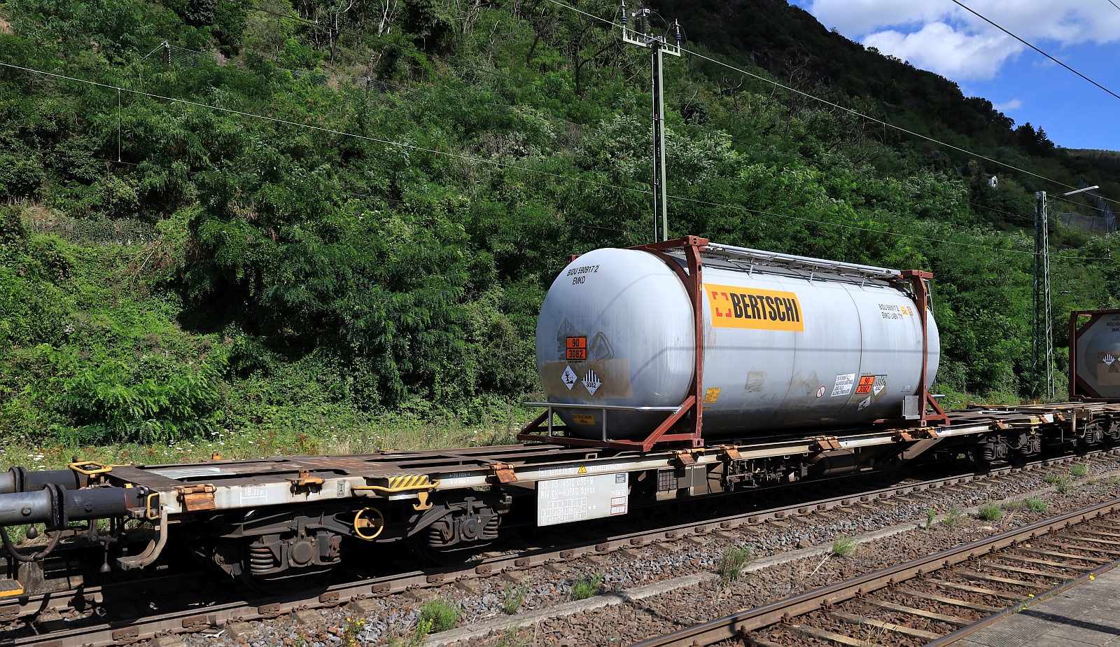 CH-HUPAC 33 85 4576 036-9 Gattung Sgnss beladen mit einem Bertschi Tanktainer Volumen 38500l Inhalt 90/3082 UMWELTGEFÄHRDENDER STOFF, FLÜSSIG, N.A.G. Kaub 08.08.2024