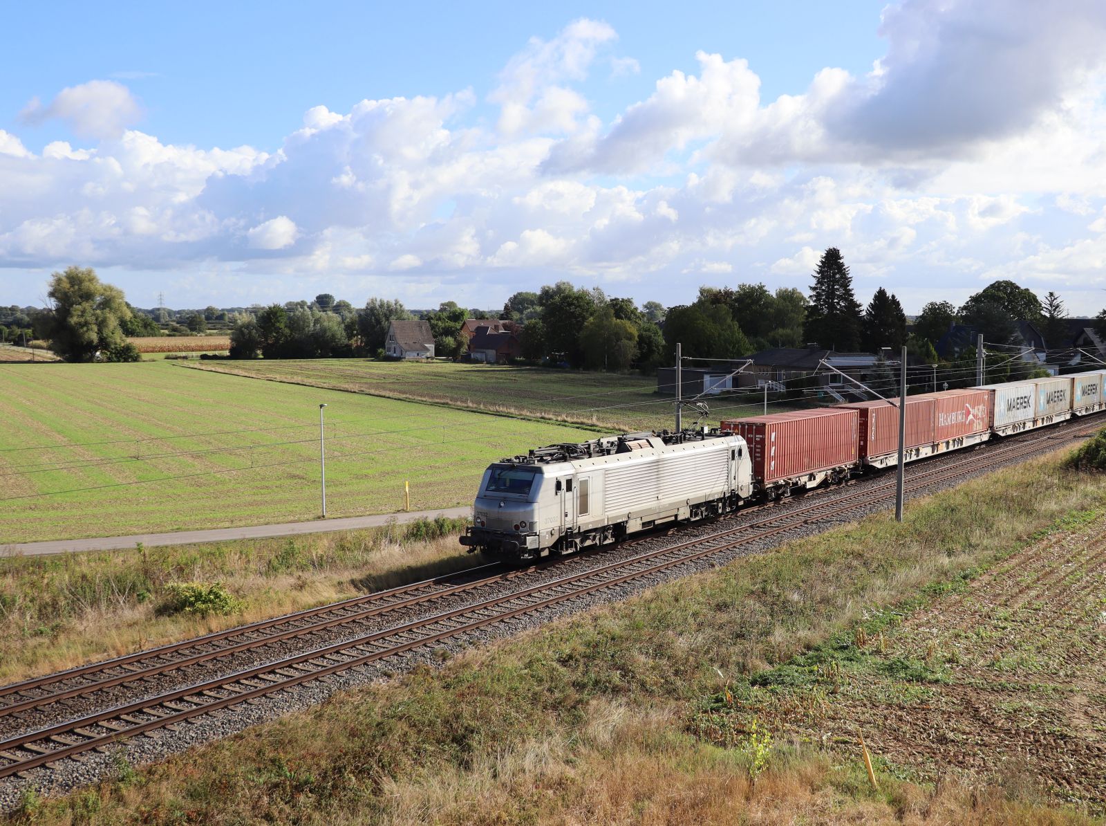 CTL 37 032-6 (437 032) Alstom 3U BB 37000 Locomotive Baumannstrasse, Praest. Duitsland 16-09-2022.

CTL 37 032-6 (437 032) Alstom 3U BB 37000 locomotief gehuurd van AKIEM Frankrijk. Baumannstrasse, Praest. Duitsland 16-09-2022.