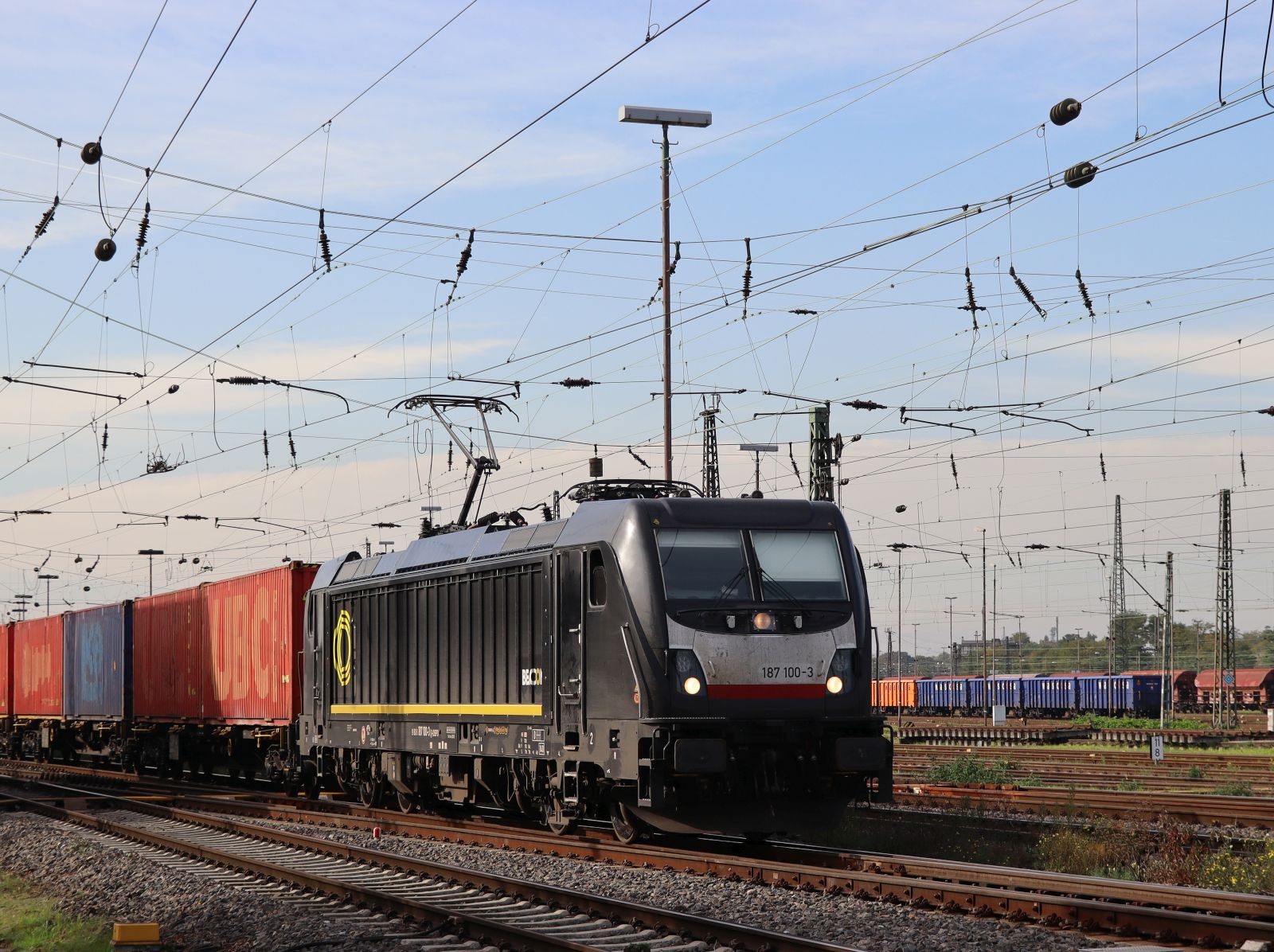 CTL Logistics Lokomotive 187 100-3 (91 80 6187 100-3 D-DISPO) G�terbahnhof Oberhausen West 18-10-2024.

CTL Logistics locomotief 187 100-3 (91 80 6187 100-3 D-DISPO) goederenstation Oberhausen West 18-10-2024.