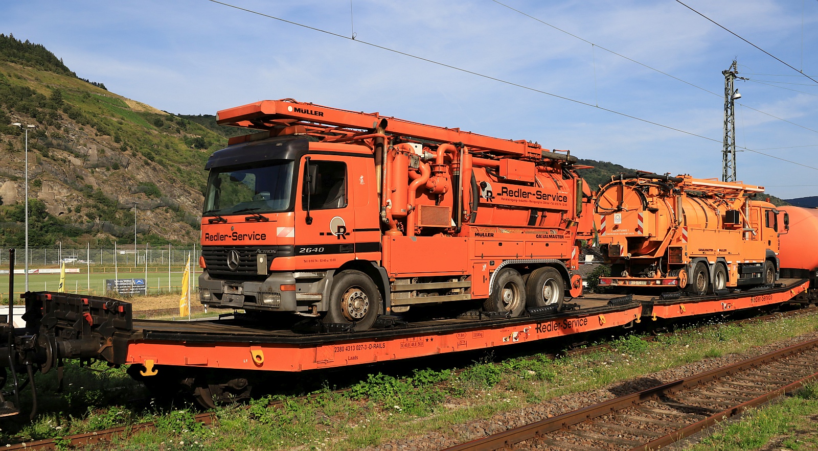 D-RAILS 2380 4313 027-3 Gattung Laads der Fa. Redler Service beladen mit zwei Spl LKW s. Oberwesel 06.08.2024