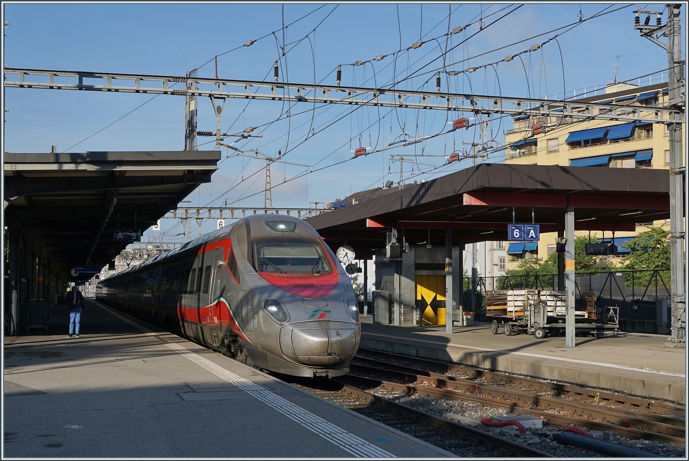 Da die FS Trenitalia die ETR 610 zur Zeit auf ein neues eC Farbschema umlackiert, nutzte ich trotz grenzwertigen Lichtverh�ltnisse, nochmals diesen in den  alten  Farben gehalten ETR 610 003 bei der Ausfahrt in Gen�ve als EC nach Domodossola zu fotografieren. Leider hatte ich bisher noch nicht die Gelegenheit, einen  gr�nen  ETR 610 so zu fotografieren, wie ich es gerne h�tte, doch die Gelegenheit kommt sicher; aber - die  alte  Lackierung gef�llt mir doch weitaus besser.

1. Juni 2026