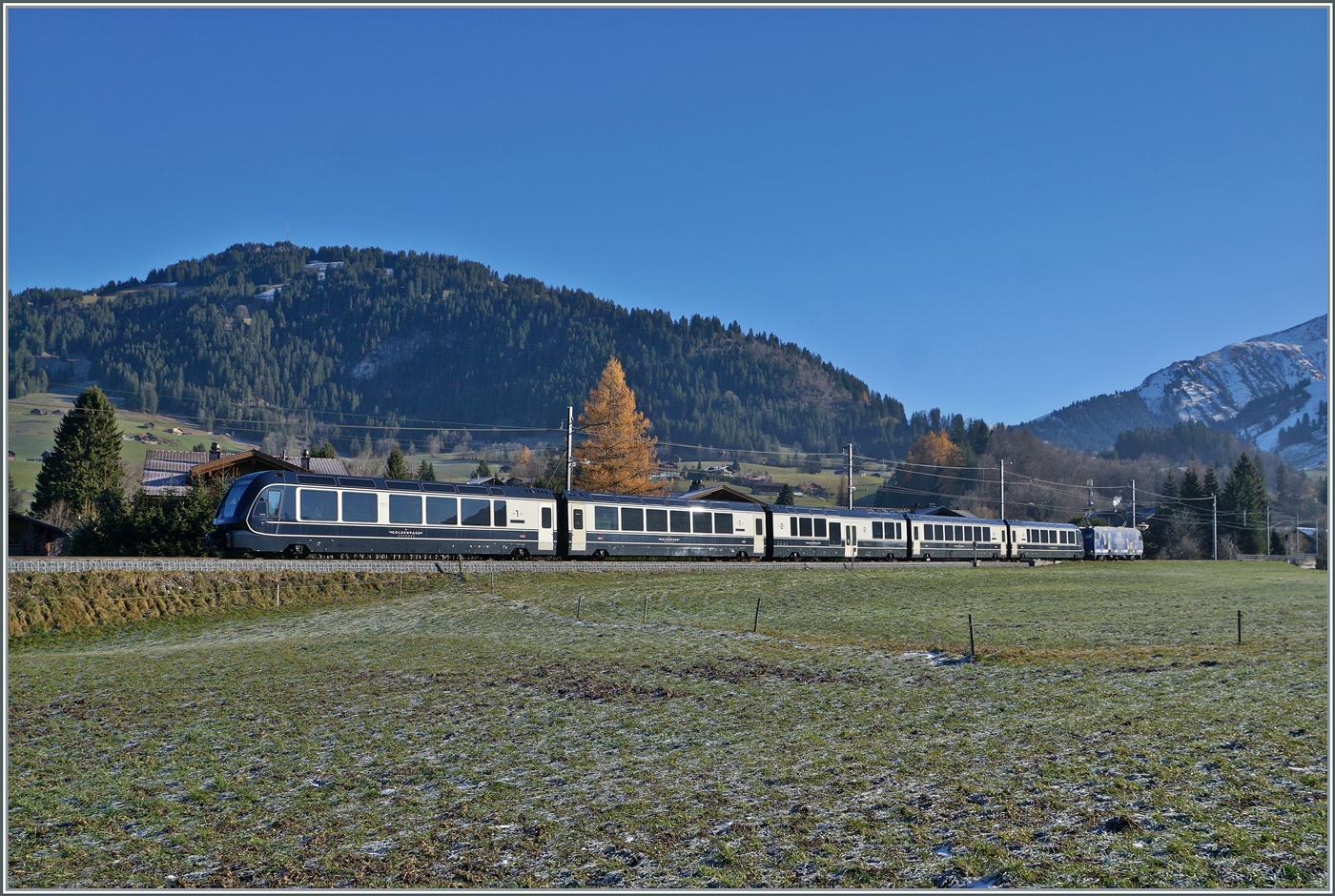 Da in Gstaad gekreuzt wird, kommt gleich darauf der Gegenzug, geschoben von der MOB Ge 4/4 8001. 

30. Nov. 2024