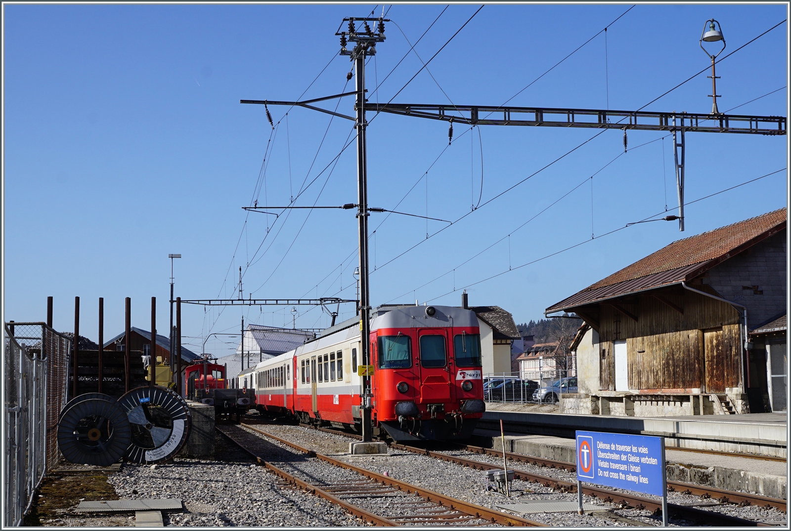 Da der  Schülerzug  in Le Brassus durch den zur Zeit nach Le Brassus verkehrenden Güterzug keinen Platz zum Abstellen hat, wird Zug in Le Sentier-Orient abgestellt, leider ist er dabei nicht gerade einfach zu fotografieren - hier trotzdem ein Versuch: Der TRAVYS RBDe 567 174 (94 85 7567 174-8)  Fleurier , der B 536 (B 50 85 2035 536-5 CH-TVYS) und der ABt 375 (ABt 50 85 80 33 325-7) stehen in Le Sentier Orient. 

24. März 2022