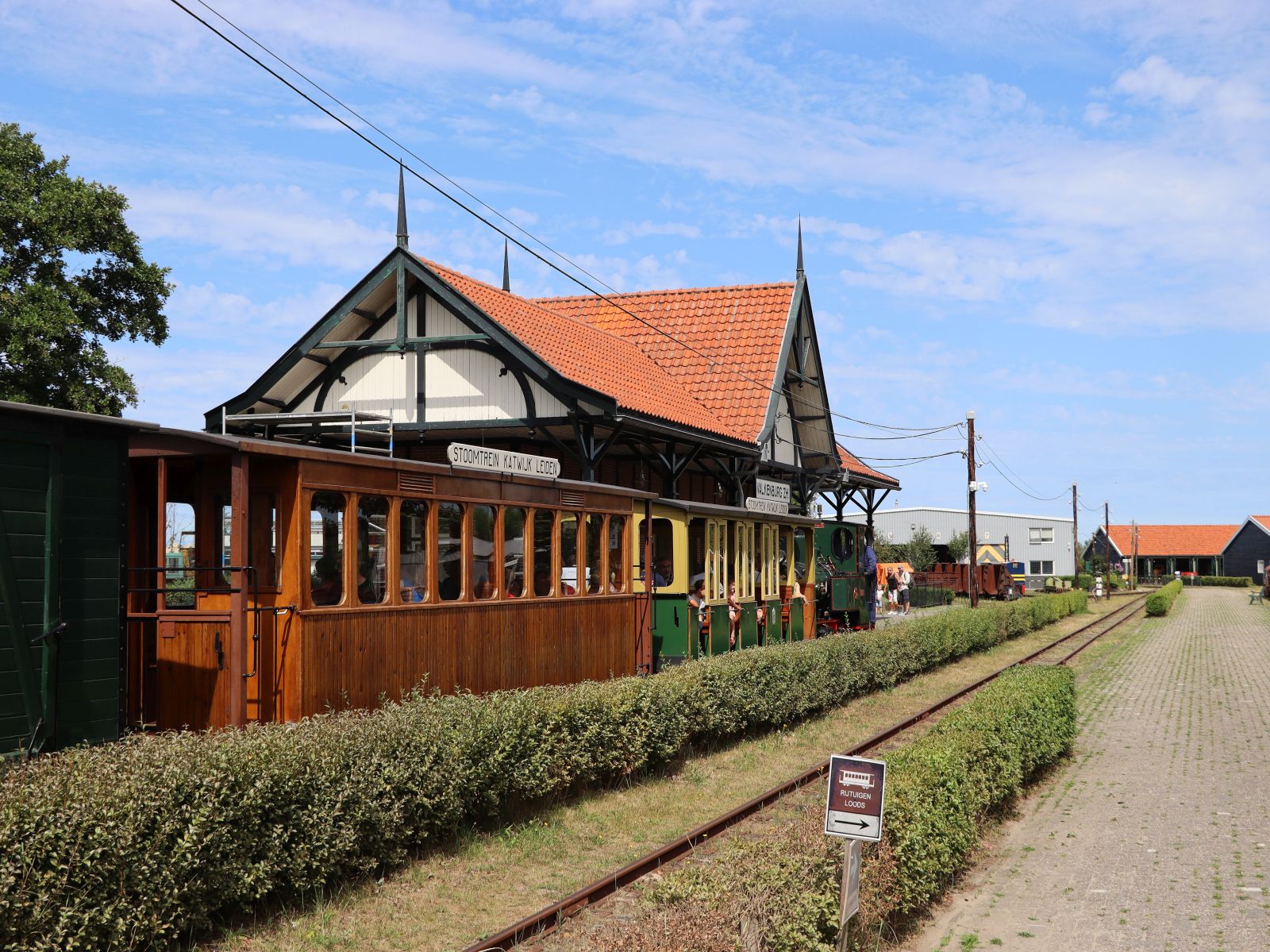 Dampflokomotive Nummer 4 Ankunft mit personenzug Bahnhof. Museum Nationaal Smalspoor Stoomtrein Katwijk Leiden. Valkenburg (Z.H.) 04-08-2022.

Stoomlocomotief nummer 4 aankomst met personentrein station. Museum Nationaal Smalspoor Stoomtrein Katwijk Leiden. Valkenburg (Z.H.) 04-08-2022.