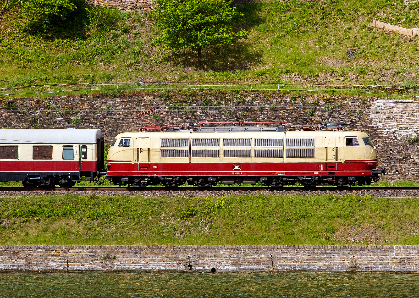 Dampfspektakel 2018 - Die 103 113-7 (91 80 6103 113-7 D-DB) vom DB-Museums in Koblenz mit ihrem kurzem TEE (Trans Europ Express) Trier - Wittlich - Koblenz, fhrt am 28.04.2018 zwischen Kattenes und Lf in Richtung Koblenz. 

Die 103.1 wurde 1970 von Henschel in Kassel unter der Fabriknummer 31431 gebaut, der elektrische Teil ist von Siemens. Die E-Loks der BR 103 sind die weltweit strkste einteilige Lokomotiven Sie haben eine Leistung von 10.400 kW (14.140 PS) die auf 9.000 kW (12.236 PS) begrenzt wurden.
