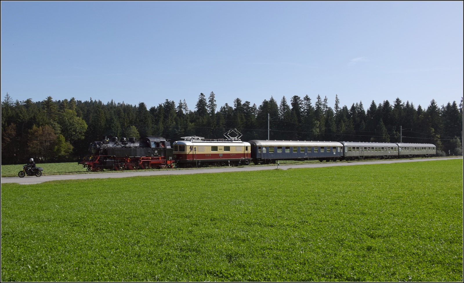 Dampftage Huttwil mit frisch genesenem Bubikopf. 

Verfolgung eines Motorradfahrers im Herrengraben mit 64 518 und Re 4/4 I 10034. Oktober 2023