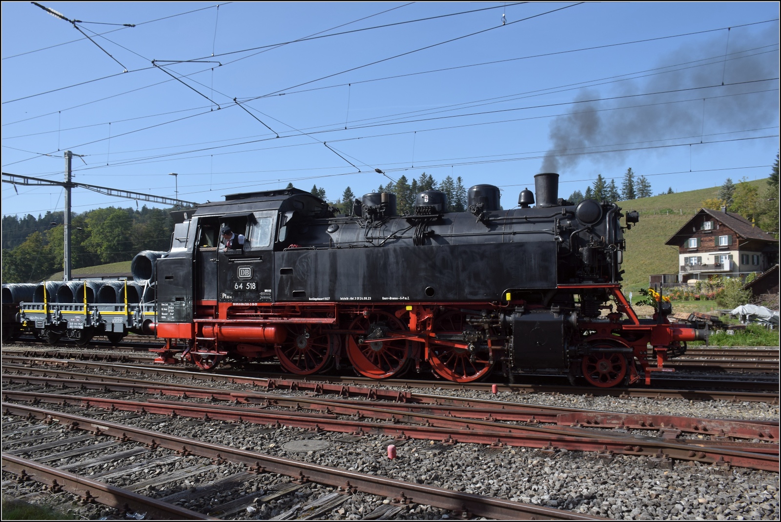 Dampftage Huttwil mit frisch genesenem Bubikopf. 

64 518 rangiert vor den Museumszug. Oktober 2023.