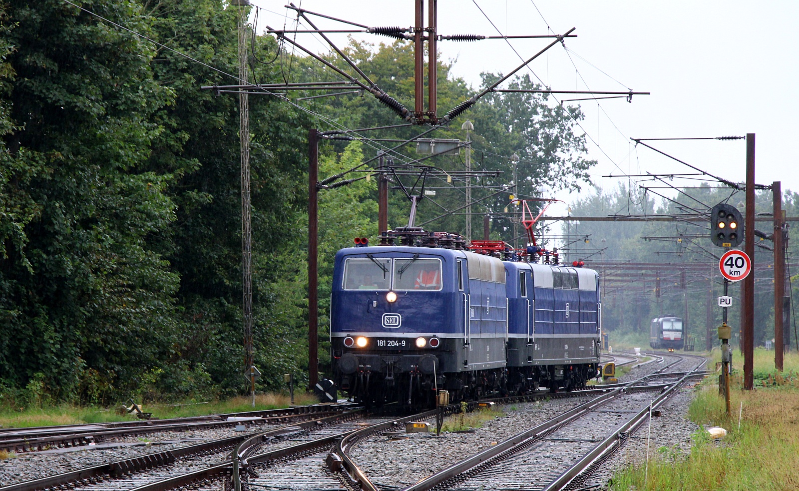 Dann kamen die beiden  blauen  Damen 181 204 + 181 205 aus dem Abstellbereich angefahren. Pattburg/DK 16.08.2024