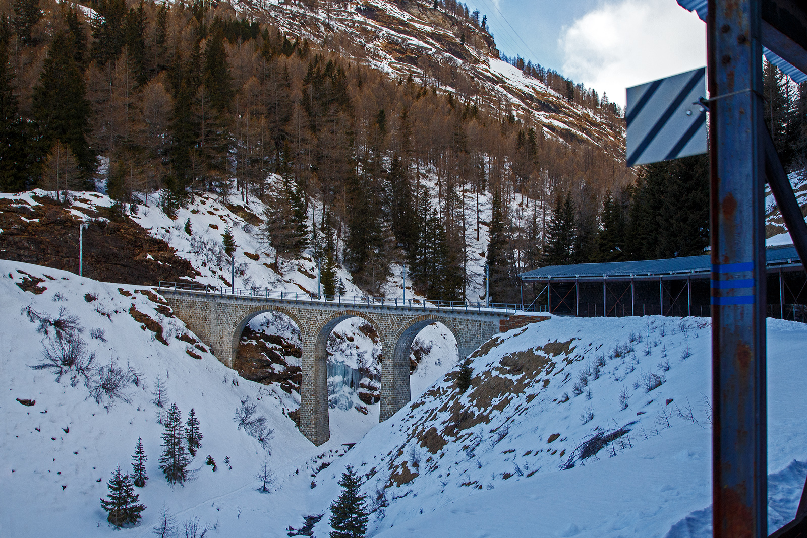 Das 50 m lange Viadukt Val da Pila auf ca. 1.777 m ü. M. bei km 31,750 und davor die 88 m lange Galerie Pila III der RhB Berninabahn zwischen Cavaglia und Alp Grüm, hier am 20 Februar 2017.