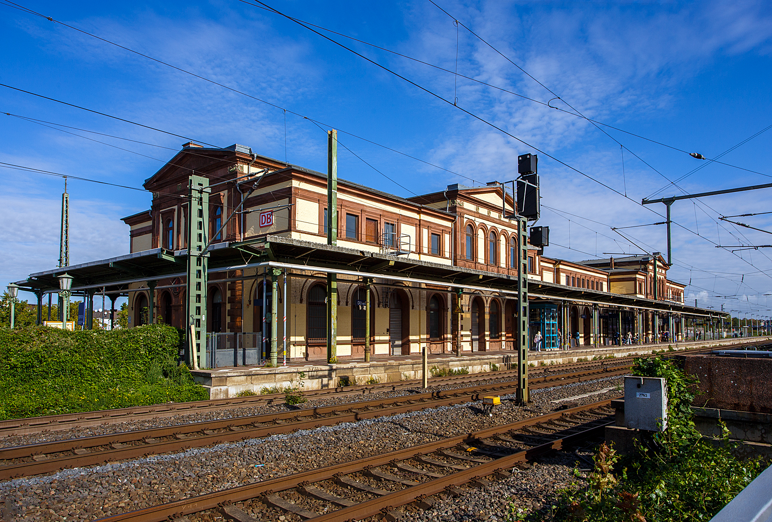 Das Empfangsgeb�ude vom Bahnhof D�ren, Ansicht von S�den vom Bahnsteig 4, am 18 September 2026.

Der Bahnhof D�ren befindet sich n�rdlich im Zentrum von D�ren und ist der gr��te Bahnhof in der Stadt und im Kreis D�ren. Er liegt im Schnittpunkt der Schnellfahrstrecke K�ln–Aachen mit den Strecken nach J�lich, nach Heimbach und nach Euskirchen sowie bis 1996 der Strecke aus Neuss.

Hier verkehren Z�ge verschiedener Regional-Express- und Regionalbahn-Linien sowie der S-Bahn Rheinland (ex S-Bahn K�ln). Zus�tzlich wird der Bahnhof im Fernverkehr freitags und sonntags von einem Intercity-Express-Zugpaar bedient.

Im September 1841 wurde die Bahnstrecke Aachen – D�ren – K�ln er�ffnet. Im Zuge der Industrialisierung erlangte der Bahnhof, eine immer gr��ere Bedeutung. Im Laufe der Jahre entstanden zudem folgende Strecken: 
1864	D�ren – Euskirchen
1869	D�ren – Bedburg – Neuss
1873	D�ren – J�lich
1892	D�ren – Kreuzau (ab 1903 nach Heimbach)
Am 15. April 1874 wurde das Empfangsgeb�ude er�ffnet. 
