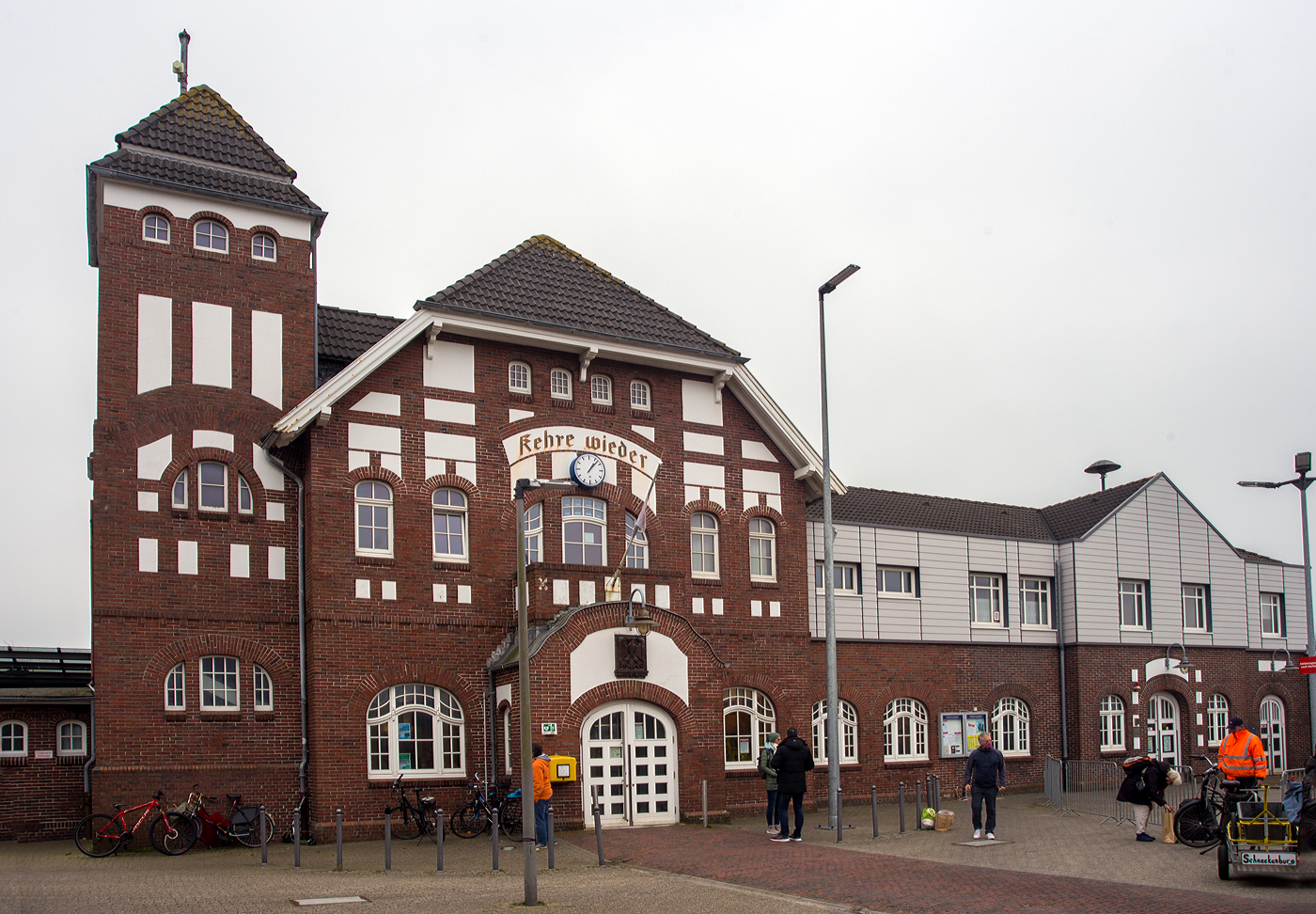 Das Empfangsgebäude vom Bahnhof Wangerooge vom Vorplatz (dem Ort zugewandten Seite) sehen, mit der Aufschrift „Kehre wieder“, hier am 12 März 2024. 

Im Zentrum des Inselorts liegt der im Jugendstil erbaute Bahnhof. Das denkmalgeschützte Backsteingebäude mit großem Kuppelwalmdach und Uhrenturm stammt aus dem Jahr 1906. Es wurde 2003 umfassend restauriert und modernisiert. Es ist gelungen, den historischen Teil der Fassade originalgetreu wiederherzustellen und gleichzeitig das Innere des Bahnhofs an die Anforderungen eines modernen Servicebetriebes anzupassen. Hierzu gehören ein ServiceCenter, in dem sich Verkehrsverein und Bahn befinden sowie der barrierefreie Ausbau des Bahnhofs.
