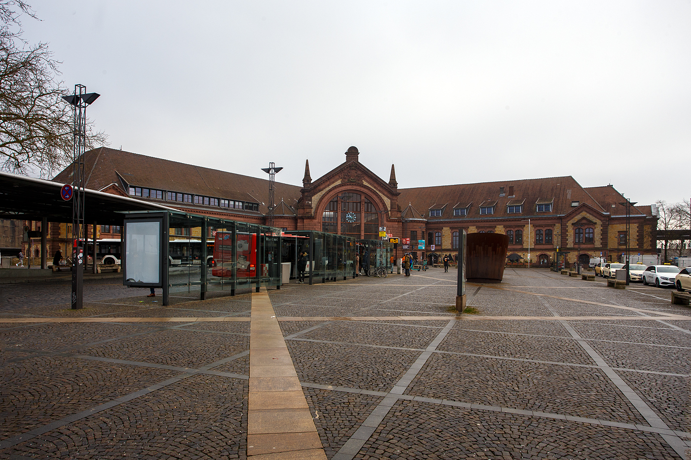 Das Empfangsgebäude und Bahnhofsvorplatz vom Hauptbahnhof Osnabrück am 21 Januar 2025. 

Der Hauptbahnhof der niedersächsischen Stadt Osnabrück wurde am 24. April 1895 als „Centralbahnhof“ durch Kaiser Wilhelm II. feierlich eröffnet. Er ist heute der einzige in Niedersachsen noch existierende Turmbahnhof in zwei Ebenen und dient als Knotenpunkt für den Fern- und Regionalverkehr.

Mit 5,85 Metern Höhenunterschied überquert die Hamburg-Venloer Bahn die Hannoversche Westbahn, weshalb man sich für die Bauform eines Turmbahnhofs entschied. Er ersetzte den westlich liegenden Hannoverschen Bahnhof an der Bahnstrecke Löhne–Rheine sowie den knapp nördlich des neuen Bahnhofs liegenden Bremer Bahnhof an der Bahnstrecke Bremen-Münster.

Anlage heute:
In der oberen Ebene verläuft von Nordosten nach Südwesten die zweigleisige, elektrifizierte Hauptbahn Hamburg – Bremen – Ruhrgebiet (KBS 385 - Bahnstrecke Wanne-Eickel–Hamburg), die sich mit der in der unteren Ebene von West nach Ost verlaufenden zweigleisigen, elektrifizierten Hauptbahn Amsterdam – Hannover – Berlin (KBS 375 - Bahnstrecke Löhne–Rheine) kreuzt. Über einen Ring sind die Gleise der oberen und unteren Bahnsteige über den Stadtteil Schinkel miteinander verbunden.

Außerdem zweigen zwei nicht elektrifizierte, eingleisige Strecken ab. Die eine in Richtung Südosten nach Bielefeld (KBS 402 - Bahnstrecke Osnabrück–Bielefeld), die andere in Richtung Norden. Diese gabelt sich in Hesepe in zwei Strecken: einerseits die Strecke nach Wilhelmshaven über Cloppenburg – Oldenburg (Oldb) (KBS 302 - Bahnstrecke Oldenburg–Osnabrück), andererseits die Strecke nach Delmenhorst über Vechta (KBS 394 - Bahnstrecke Delmenhorst–Hesepe). Ferner zweigt bei Osnabrück–Eversburg die Bahnstrecke (Tecklenburger Nordbahn) nach Westerkappeln–Recke ab.
