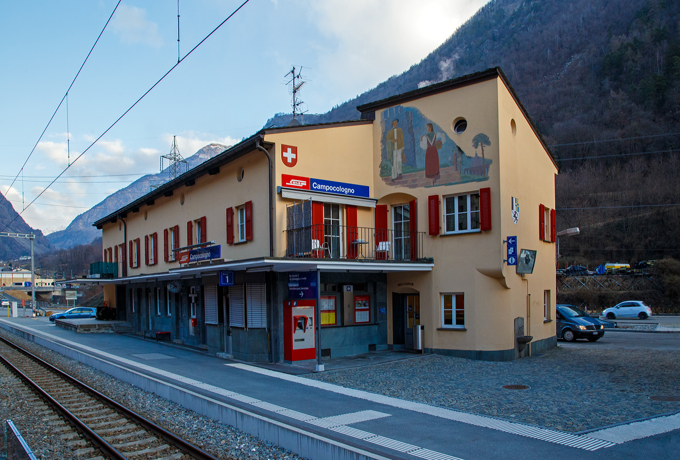 Das Empfangsgebäude vom RhB Bahnhof Campocologno (553 m ü. M.) an der Berninabahn (km 57,649) am 20 Februar 2017. 

Campocologno liegt zwischen Brusio und dem italienischen Tirano direkt an der Staatsgrenze Schweiz–Italien, so ist er vom Berninapass kommend der letzte (südlichste) Bahnhof auf RhB auf Schweizerstaatsgebiet. Mit seiner Höhe von 553 m ü. M. ist Campocologno der tiefstgelegene Ort des Puschlavs. Das Dorf hat rund 100 Einwohner, einen Straßenzoll, eine Kirche (Baujahr 1910–1914), ein Kraftwerk und den Bahnhof an der Berninabahn.