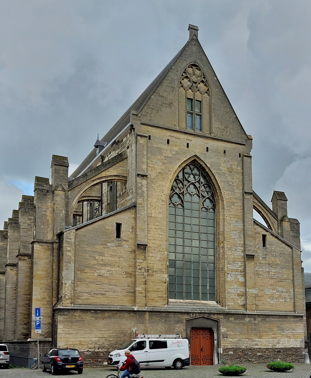 Das Franziskanerkloster in Maastricht von der Stra�enseite aus gesehen. 11.2022