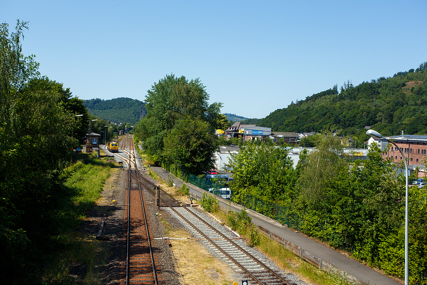 Das Gleisarbeitsfahrzeug „Hummel“ 746 014 (99 80 9110 014-4 D-DBMP), ein Plasser & Theurer GAF auf der MISS-Plattform, der DB InfraGO Netz Instandhaltung, ex DB Netz AG war am 19 Juni 2026 im Bahnhof Herdorf im Einsatz. Hier wurden die Fl�gel der Formsignale getauscht. 

Das Gleisarbeitsfahrzeug (GAF) wurde 2019 von Plasser & Theurer in Linz/Donau (�sterreich) unter der Fabriknummer 6702 gebaut. 