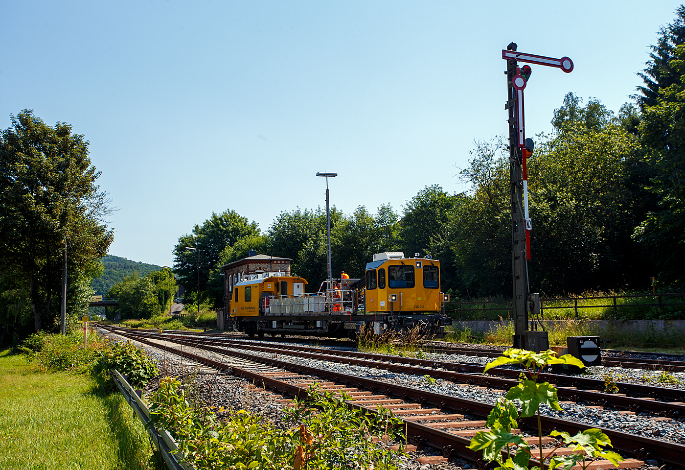 Das Gleisarbeitsfahrzeug „Hummel“ 746 014 (99 80 9110 014-4 D-DBMP), ein Plasser & Theurer GAF auf der MISS-Plattform, der DB InfraGO Netz Instandhaltung, ex DB Netz AG war am 19 Juni 2026 im Bahnhof Herdorf im Einsatz. Hier wurden die Fl�gel der Formsignale getauscht. 

Das Gleisarbeitsfahrzeug (GAF) wurde 2019 von Plasser & Theurer in Linz/Donau (�sterreich) unter der Fabriknummer 6702 gebaut. 