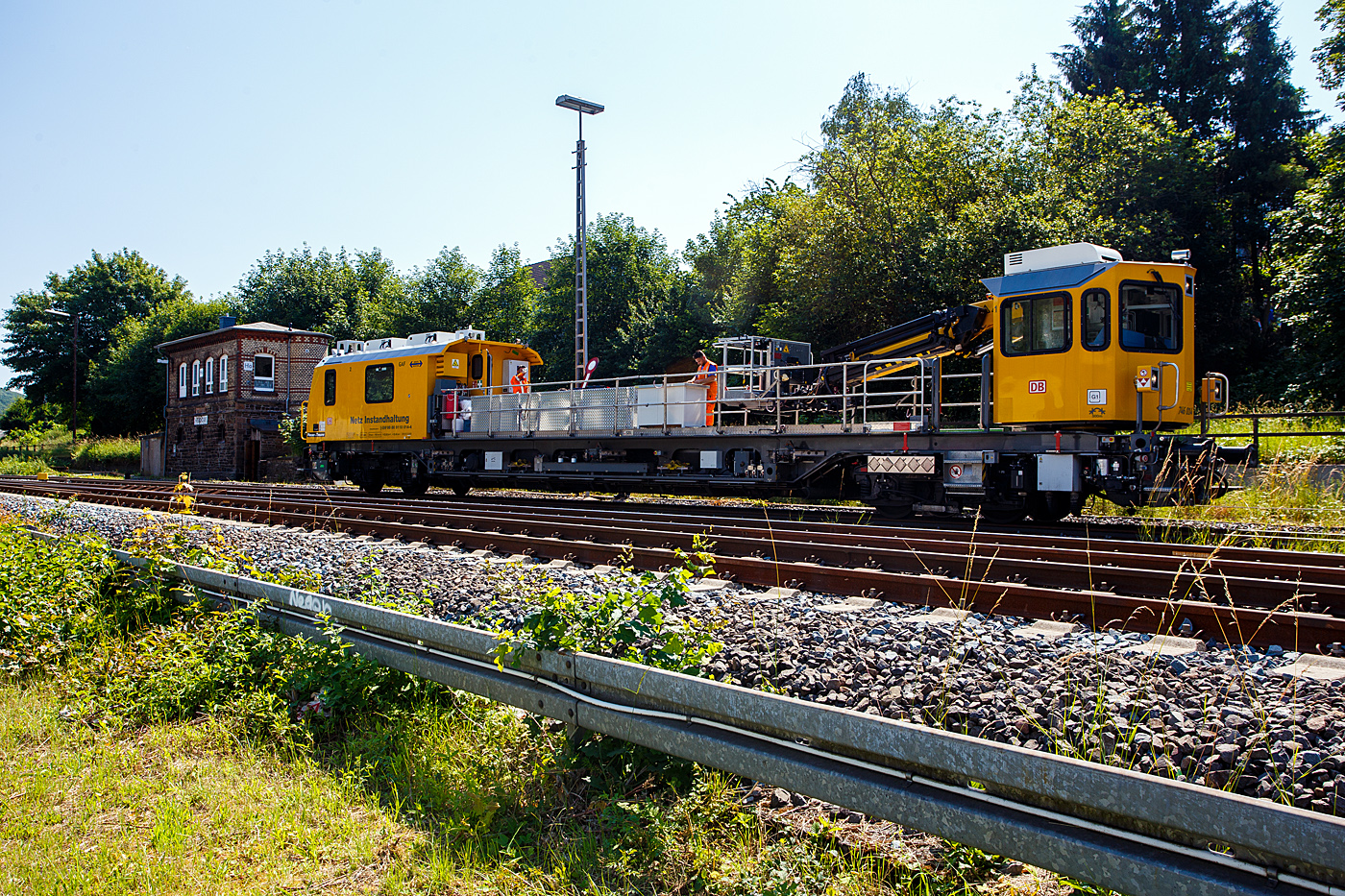 Das Gleisarbeitsfahrzeug „Hummel“ 746 014 (99 80 9110 014-4 D-DBMP), ein Plasser & Theurer GAF auf der MISS-Plattform, der DB InfraGO Netz Instandhaltung, ex DB Netz AG war am 19 Juni 2026 im Bahnhof Herdorf im Einsatz. Hier wurden die Fl�gel der Formsignale getauscht. 

Das Gleisarbeitsfahrzeug (GAF) wurde 2019 von Plasser & Theurer in Linz/Donau (�sterreich) unter der Fabriknummer 6702 gebaut. 