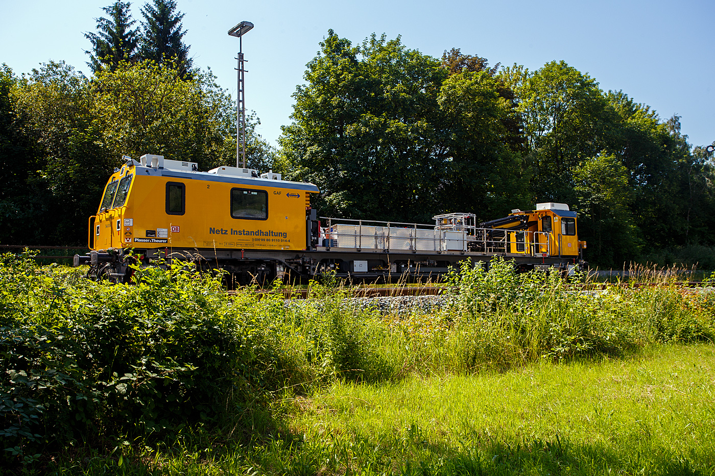 Das Gleisarbeitsfahrzeug „Hummel“ 746 014 (99 80 9110 014-4 D-DBMP), ein Plasser & Theurer GAF auf der MISS-Plattform, der DB InfraGO Netz Instandhaltung, ex DB Netz AG war am 19 Juni 2026 im Bahnhof Herdorf im Einsatz. Hier wurden die Fl�gel der Formsignale getauscht. 

Das Gleisarbeitsfahrzeug (GAF) wurde 2019 von Plasser & Theurer in Linz/Donau (�sterreich) unter der Fabriknummer 6702 gebaut. 