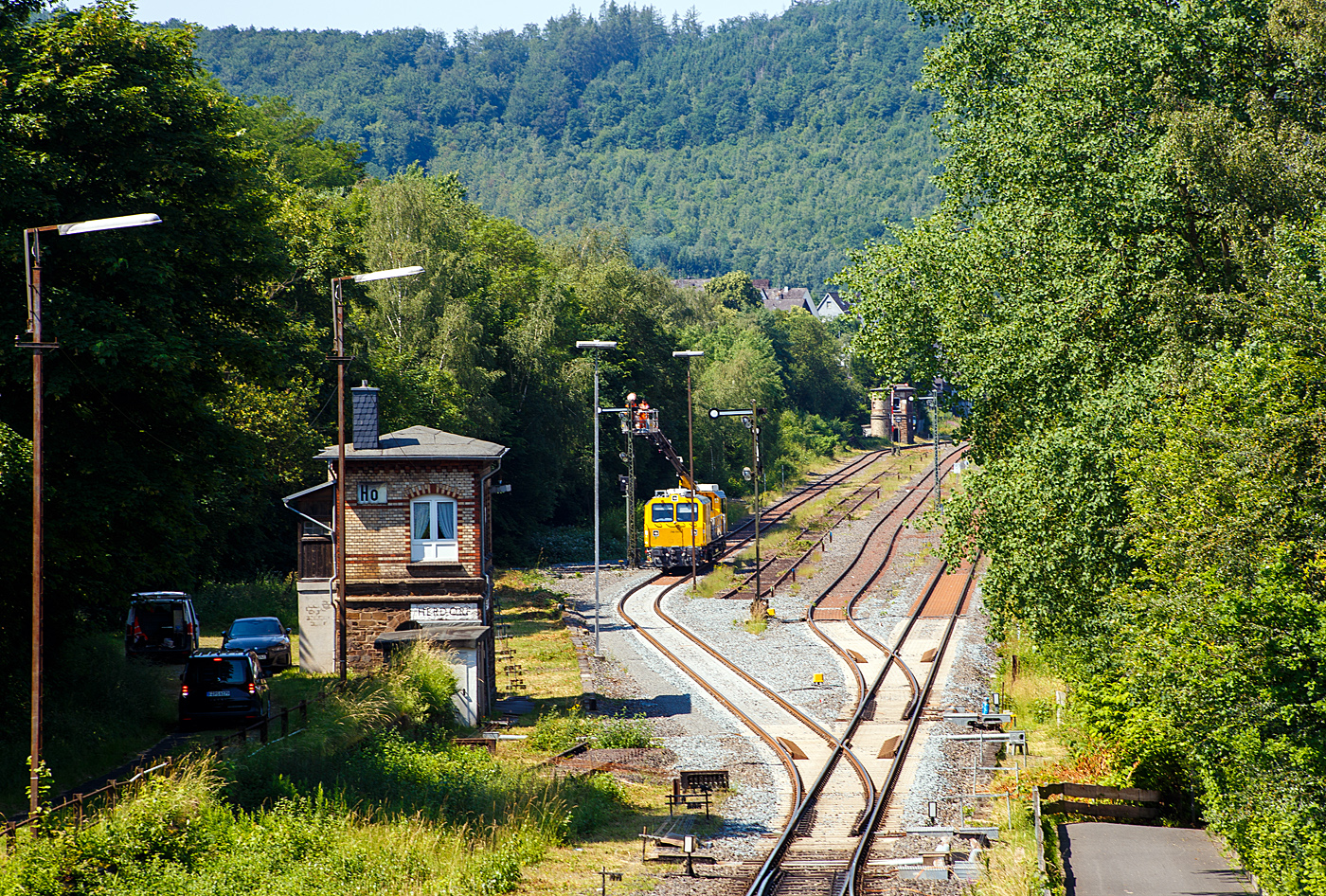 Das Gleisarbeitsfahrzeug „Hummel“ 746 014 (99 80 9110 014-4 D-DBMP), ein Plasser & Theurer GAF auf der MISS-Plattform, der DB InfraGO Netz Instandhaltung, ex DB Netz AG war am 19 Juni 2026 im Bahnhof Herdorf im Einsatz. Hier wurden die Fl�gel der Formsignale getauscht. 

Das Gleisarbeitsfahrzeug (GAF) wurde 2019 von Plasser & Theurer in Linz/Donau (�sterreich) unter der Fabriknummer 6702 gebaut. 