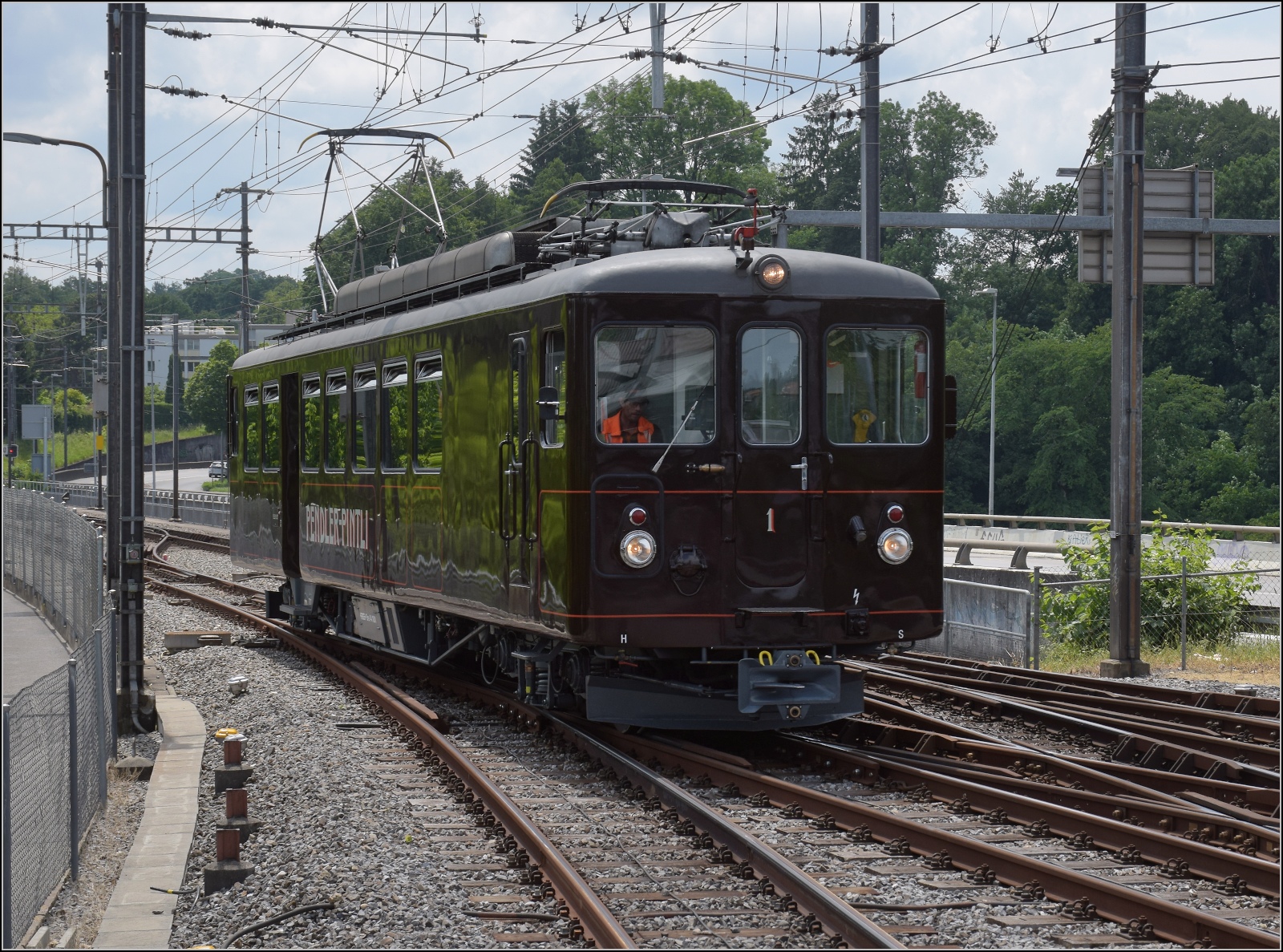 Das Pendler Pintli Bre 4-4 1001 ist schnell aus Bern zurück und durcheilt Worblaufen, gerade mal 30 Sekunden zu schnell, um noch auf das Blaue Bähnli zu treffen. Juni 2023.