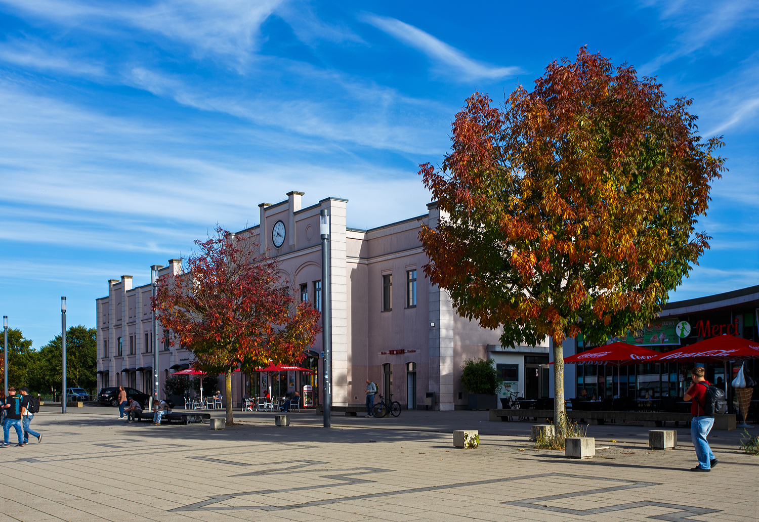 Das sehr sch�ne Empfangsgeb�ude vom Hauptbahnhof Brandenburg an der Havel am 23 September 2026 vom Bahnhofsvorplatz gesehen.

Brandenburg Hauptbahnhof (bahnamtlich Brandenburg Hbf) ist der wichtigste Bahnhof der Stadt Brandenburg an der Havel. Er liegt an der Bahnstrecke Berlin–Magdeburg, die dort mit der Brandenburgischen St�dtebahn verbunden ist. Seine fr�here bedeutende Rolle im Fern- und G�terverkehr hat er weitgehend eingeb��t, geblieben sind die Aufgaben im Regionalverkehr. Ein Wasserturm auf dem Gel�nde des fr�heren G�terbahnhofs und eine Gedenktafel f�r franz�sische Zwangsarbeiter am Bahnhofsgeb�ude stehen unter Denkmalschutz. 

Lage
Der Bahnhof liegt am Streckenkilometer 61,3 der Bahnstrecke Berlin–Magdeburg die etwa in Ost-West-Richtung verl�uft. Westlich des Bahnhofs �berquert die Trasse der Brandenburgischen St�dtebahn die Hauptbahn und f�hrt �ber Verbindungsb�gen zum Hauptbahnhof. Der Bahnhof liegt s�dlich der Brandenburger Innenstadt. Direkt vor dem Bahnhof, auf der anderen Stra�enseite, verkehren die Stra�enbahnlinien 1, 2 (derzeit wegen Br�ckenabriss eingestellt) und 6 sowie die Omnibuslinien B, D, G, H, K und L der Brandenburger Verkehrsbetriebe. �stlich vor dem Empfangsgeb�ude liegt der ZOB Brandenburg, welcher an st�dtische und regionale Buslinien angeschlossen ist. 
