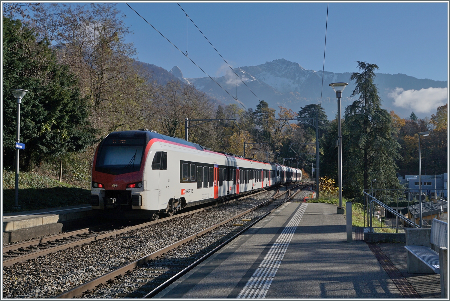 Das vor gut einem Monat angesprochene Komptabilität Problem der diversen Flirts bei Vielfachtraktion scheint gelöst, denn nun verkehren die Flirts wieder gemischt, wobei sogar wie hier (schlecht) zu sehen sogar Kombinationen mit Flirt alt und Mouette vorkommen. Eine 

S2 von Le Brassus/Vallorbe nach Aigle verlässt Burier.

23. Nov. 2023