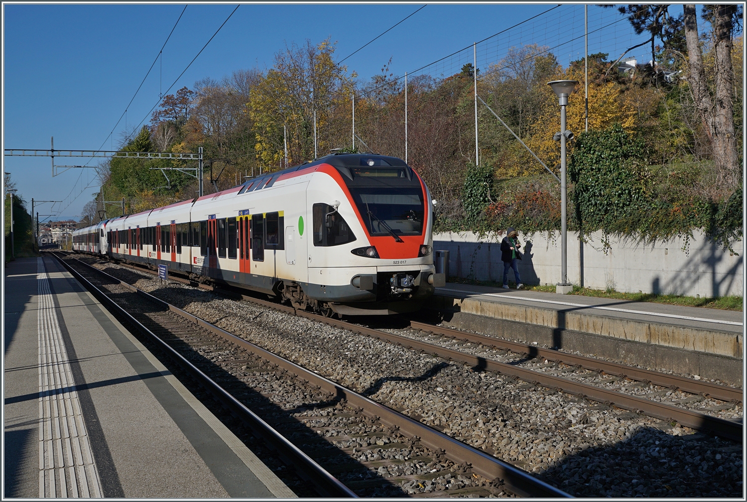 Das vor gut einem Monat angesprochene Komptabilität  Problem der diversen Flirts bei Vielfachtraktion scheint gelöst, denn nun verkehren die Flirts wieder gemischt, wobei sogar wie hier (schlecht) zu sehen sogar Kombinationen mit Flirt alt und Mouette vorkommen. 

Eine S2 von Le Brassus/Vallorbe nach Aigle beim Halt in Burier. 

23. Nov. 2023