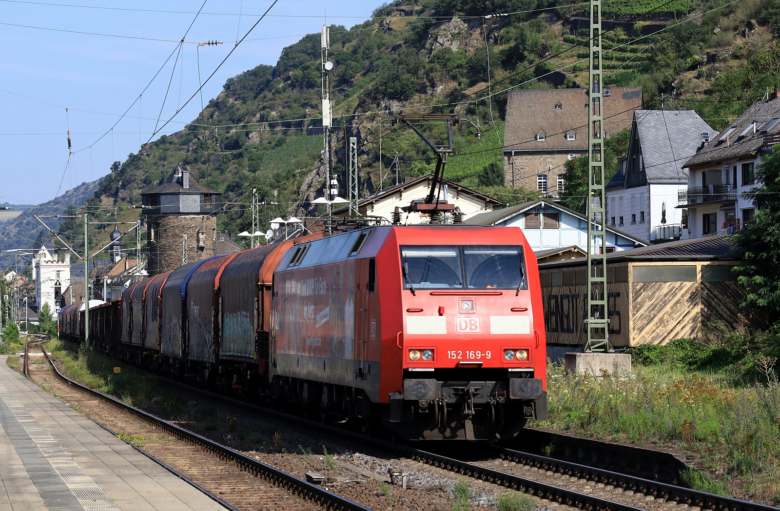 DB 152 169-9 mit Werbung für das Tf-Portal und Mischer aufgenommen in Kaub am Rhein. 05.08.2024