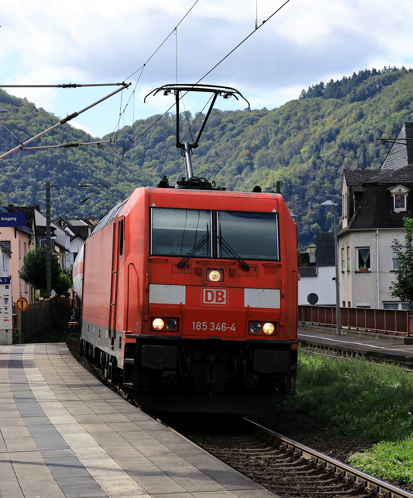 DB 185 348-4 mit Mischer. Kestern am Rhein 14.09.2023