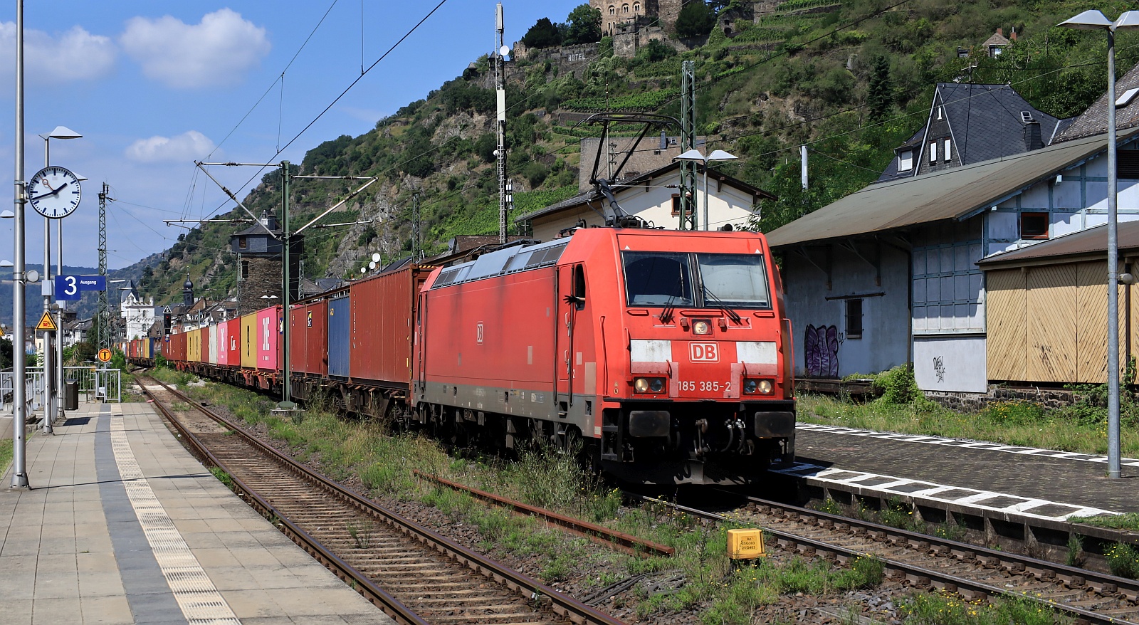 DB 185 385-2 REV/BSE 9/06.05.17 sah auch schon mal besser aus....hier rauscht sie mit freundlichem Gruß des Tf durch Kaub am Rhein. 05.08.2024