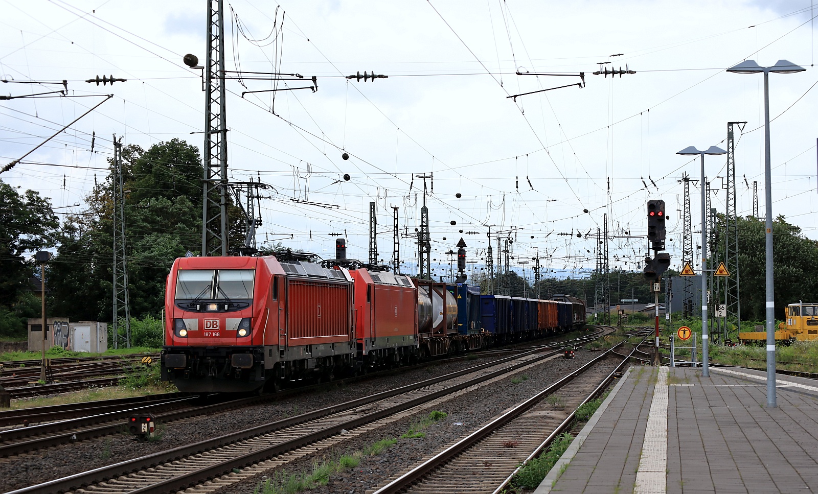 DB 187 168-0 REV/FKR X/18.11.18 + 185 293-8 REV/EGI 9/17.06.24 mit Mischer. Neuwied 04.08.2024