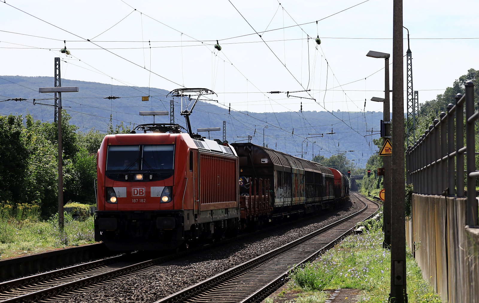 DB 187 182-1 mit Güterzug gen Koblenz unterwegs. Oberwesel 09.08.2024