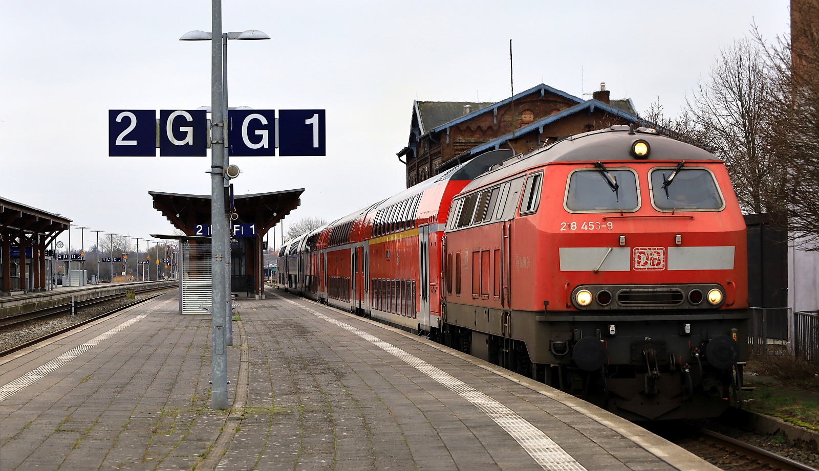 DB 218 453-9 REV/HB X/23.05.17, Verl/BCS X/23.05.24 mit dem RE6 / 11010 als Sonderleistung Nah/SH Niebll Bhf. 27.02.2024