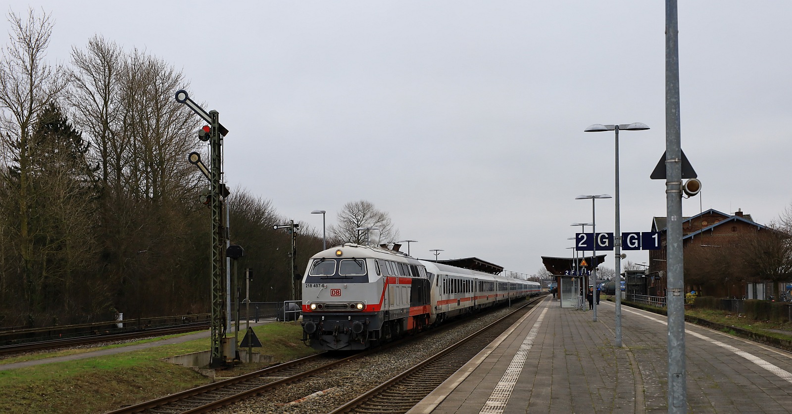 DB 218 497-6 REV/BCS X/28.05.21 mit IC 2214 Ausfahrt Niebll Bhf Richtung Westerland. 27.02.2024