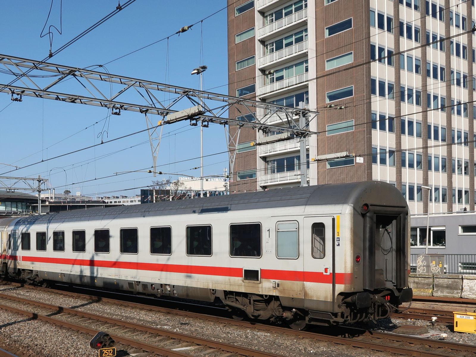 DB Avmmz 106.5  1. Klasse Intercity Reisezugwagen mit Nummer D-DB 61 80 19-91 730-0 Gleis 13 Amsterdam Centraal Station 17-02-2025.

DB Avmmz 106.5 eerste klasse intercityrijtuig met nummer D-DB 61 80 19-91 730-0 spoor 13 Amsterdam Centraal Station 17-02-2025.

