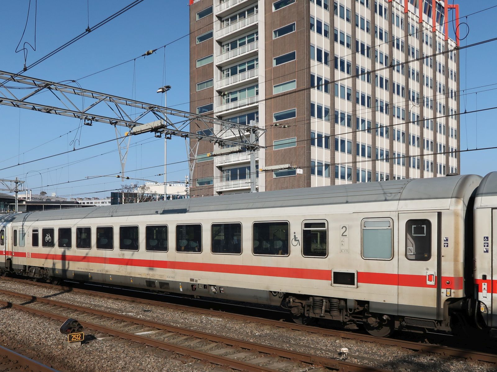 DB Bpmmbdz 284.7 Deutsche Bahn Fernverkehr 2. Klasse Intercity Reisezugwagen mit Fahrradabteil und Nummer D-DB 61 80 84-91 106-3 Gleid 13 Amsterdam Centraal Station, Niederlande 17-02-2025.


DB Bpmmbdz 284.7 Deutsche Bahn Fernverkehr intercityrijtuig 2e klasse met fietsafdeling nummer D-DB 61 80 84-91 106-3 spoor 13 Amsterdam CS 17-02-2025.